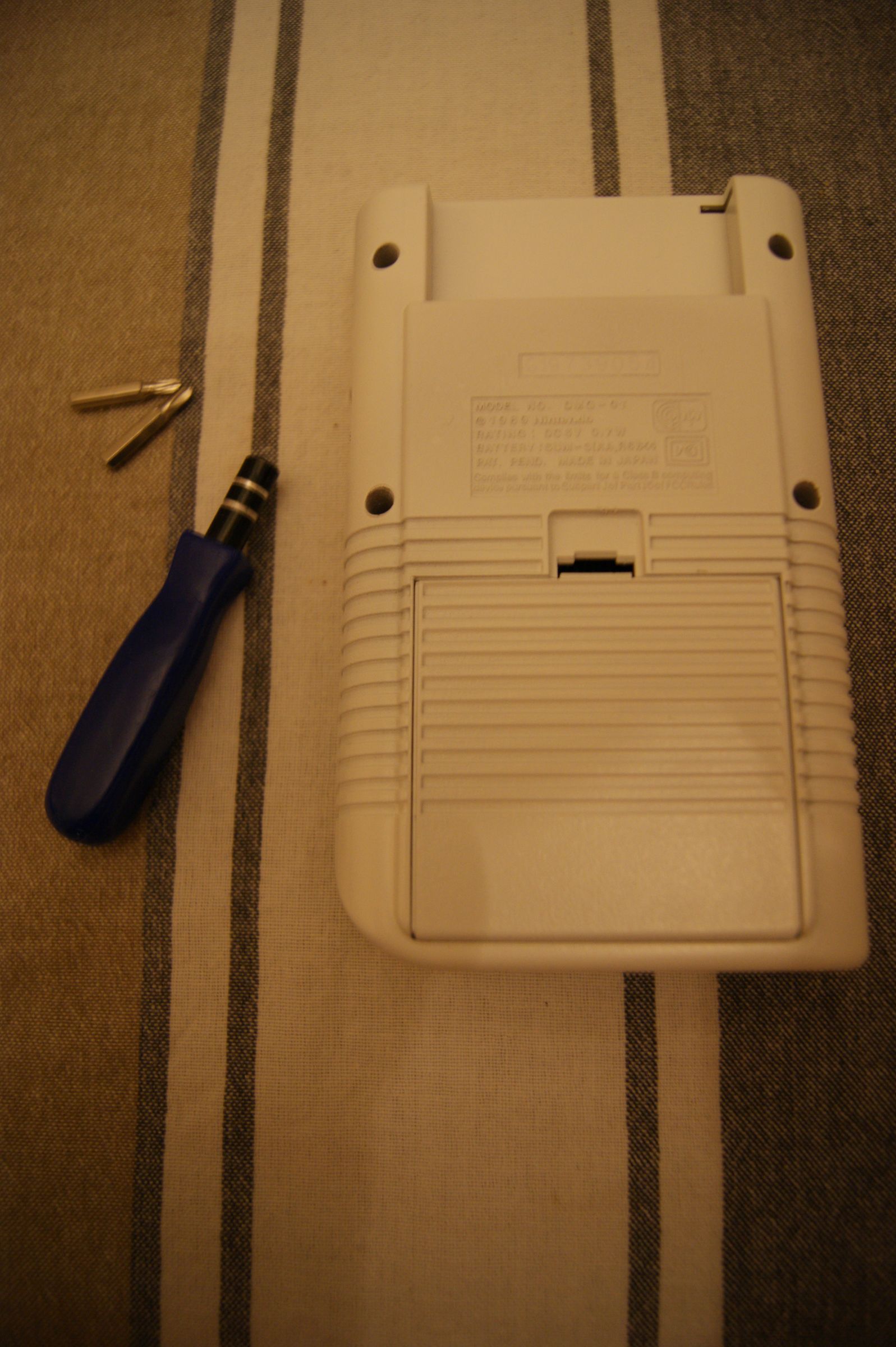 Unsettle Its Gameboy Completely / Demonter Son Gameboy Entierement