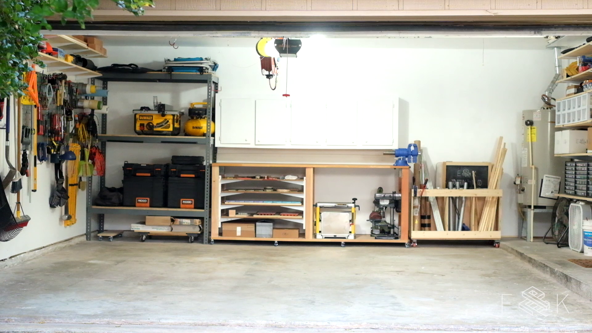 How to Patch Large Holes in Drywall : 4 Steps (with Pictures ...