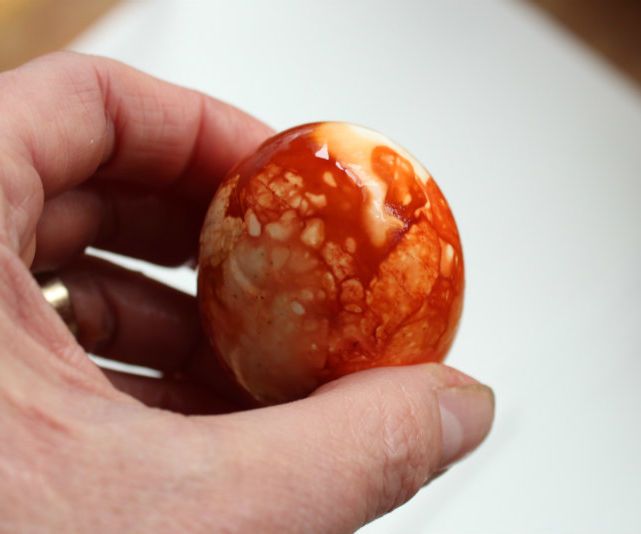 Marble Dyeing Easter Eggs With Onion Skin