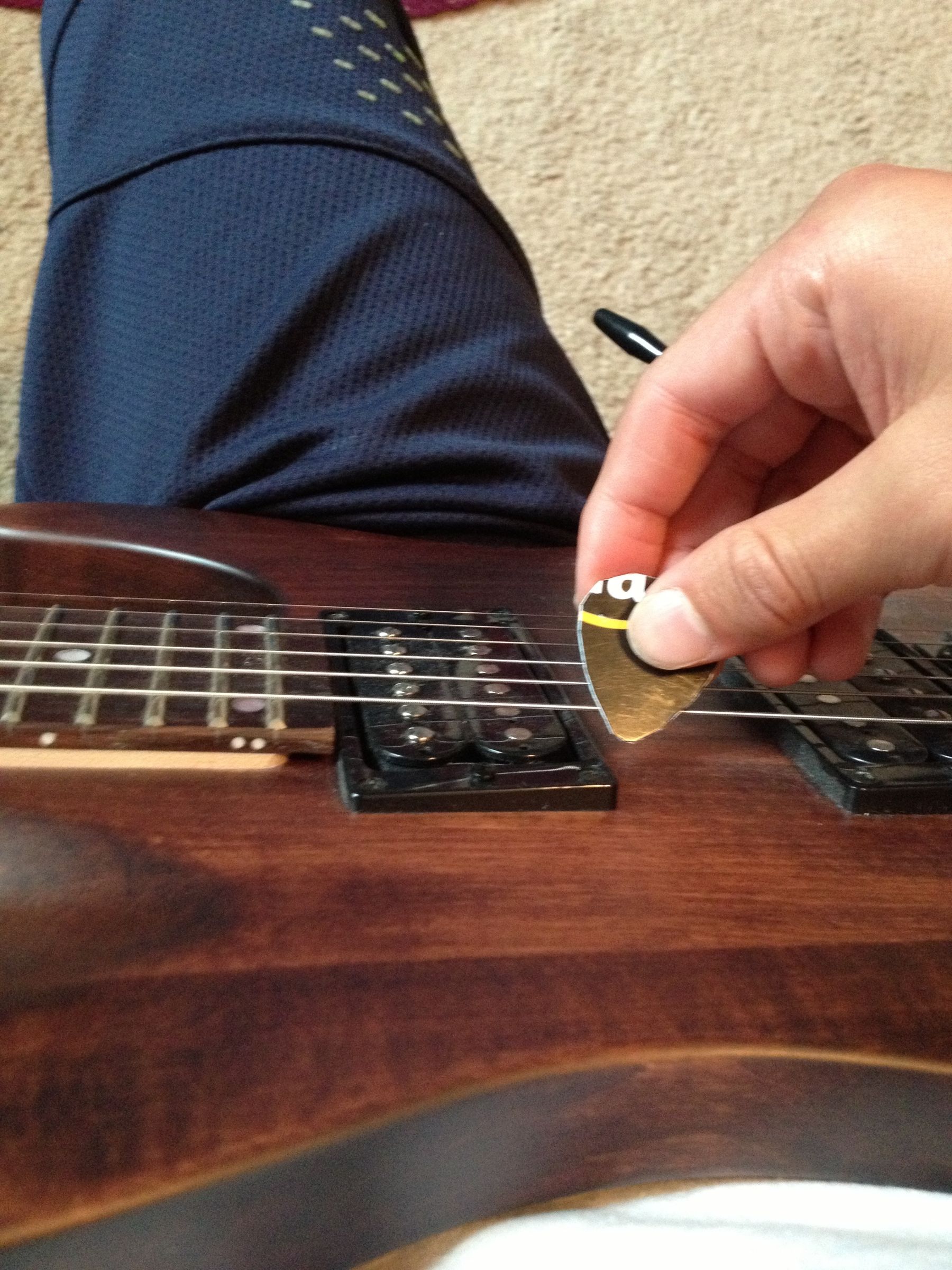 How to Make a Guitar Pick Out of an Old Gift Card/ Credit Card 5