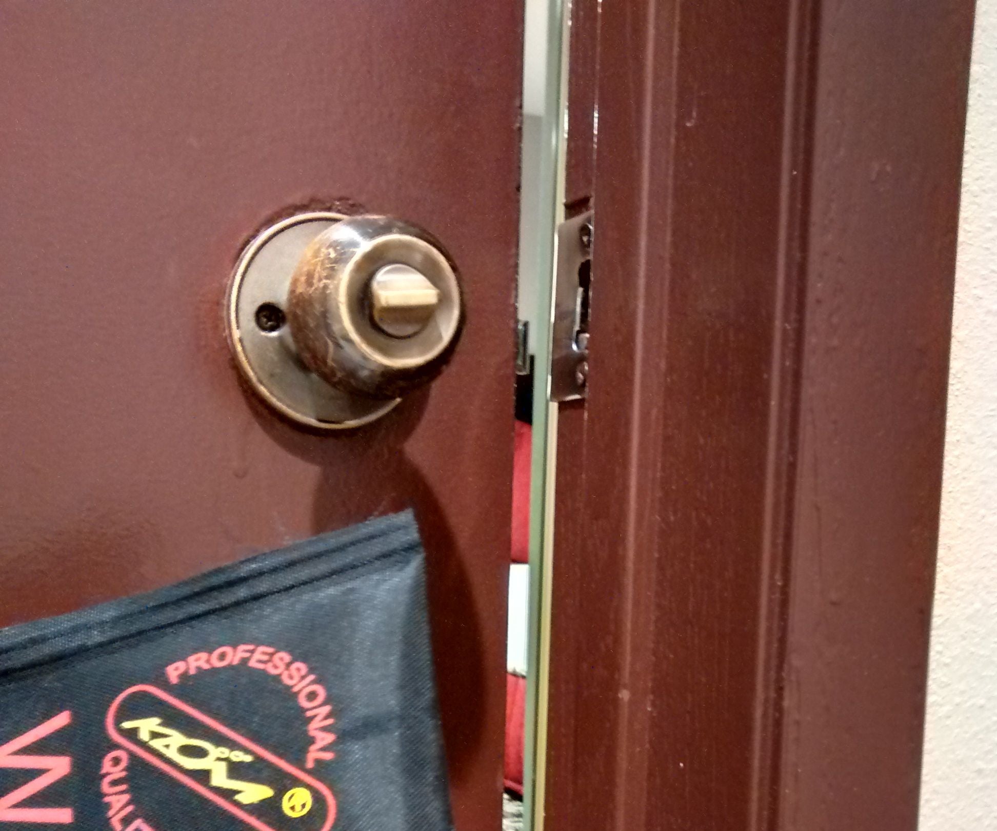 How to Jimmy a Door Open 4 Steps Instructables