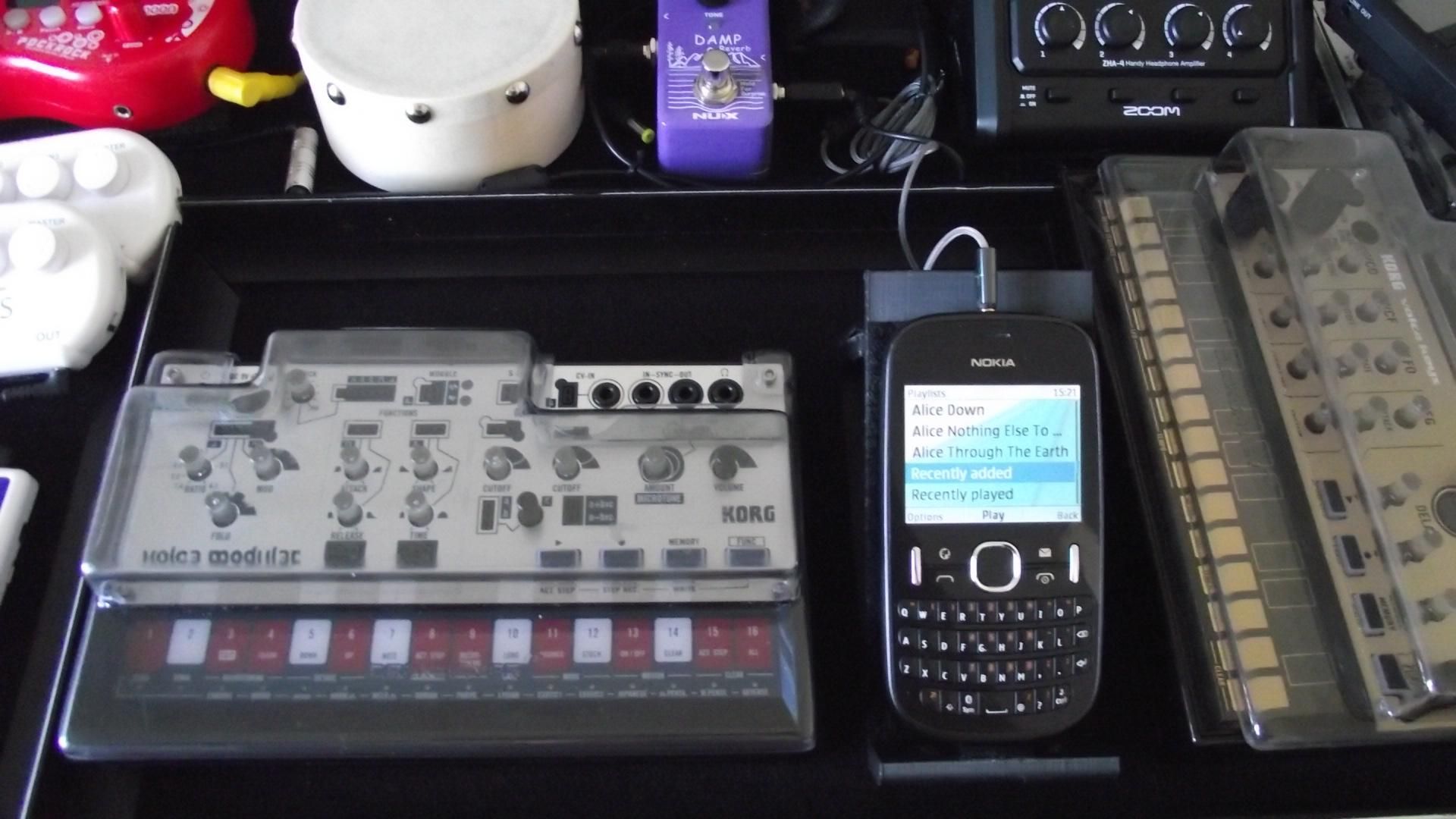 Obsolete Mobile Phone/cellphone As Sample Player for Electronic Music.