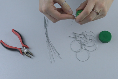 Çiçek Yaprakları için Dairesel Oval Şekil Oluşturmak İçin Şişe Kapağınızı ve El İşi Telinizi Almak İstiyorsunuz.