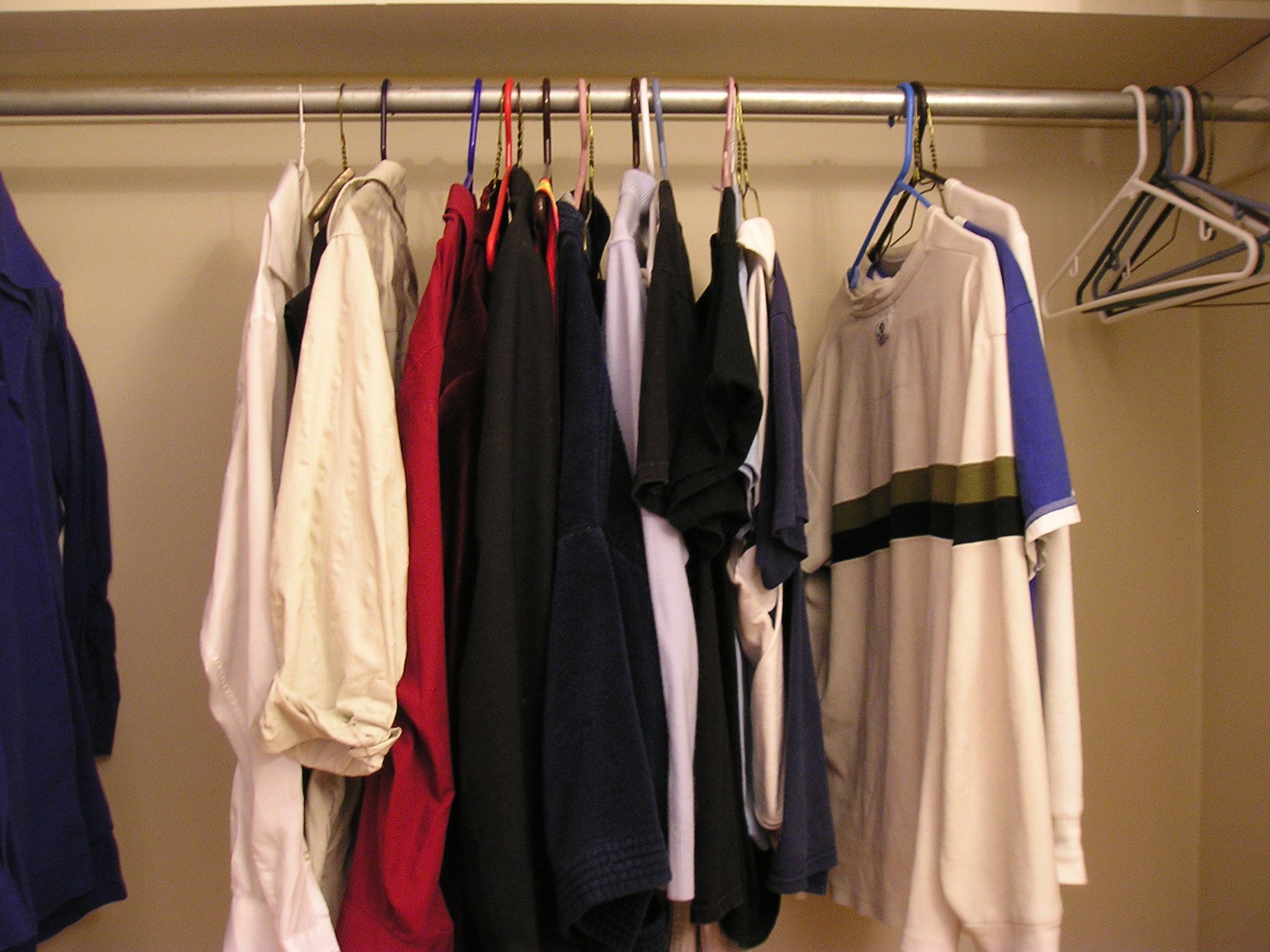 How to Pack Clothes for Moving