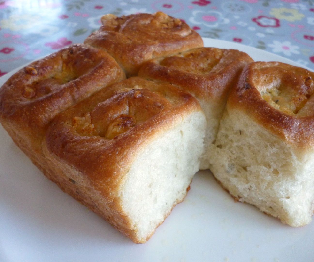 Pull-Apart Garlic Cheese Bread Rolls - Very Easy Recipe