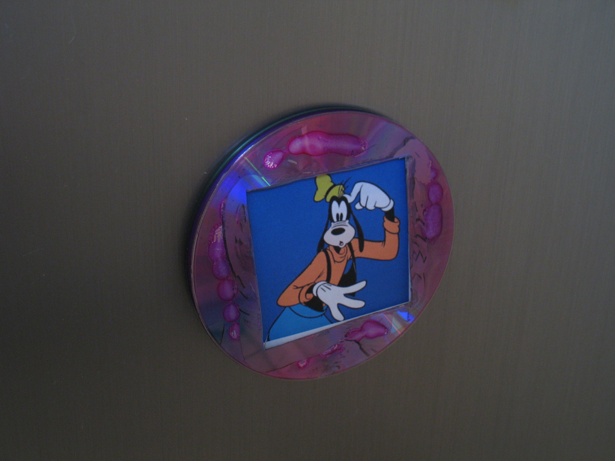 How to Make a Picture Frame Using an Old CD