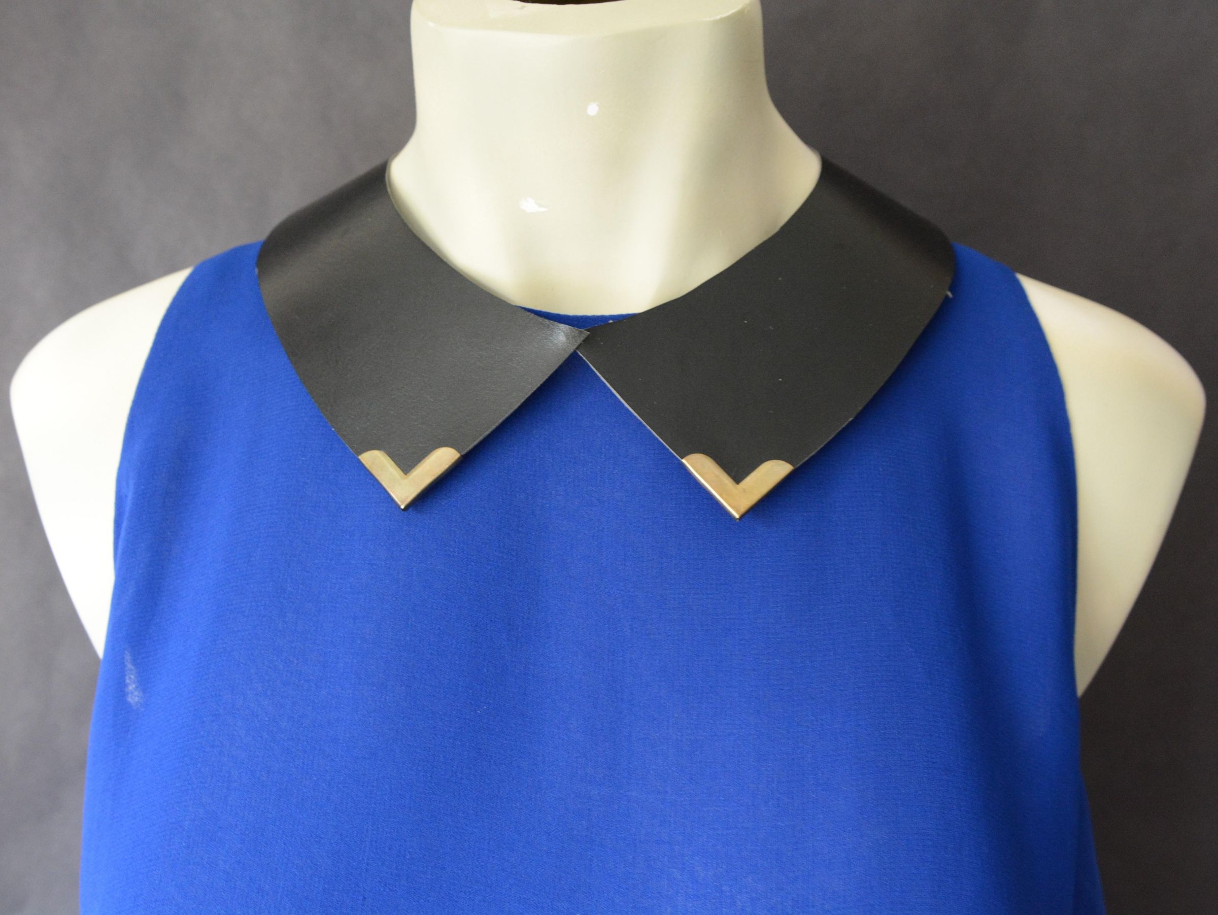 How to Make Detachable (Faux) Leather Collars Using Recycled Notebooks