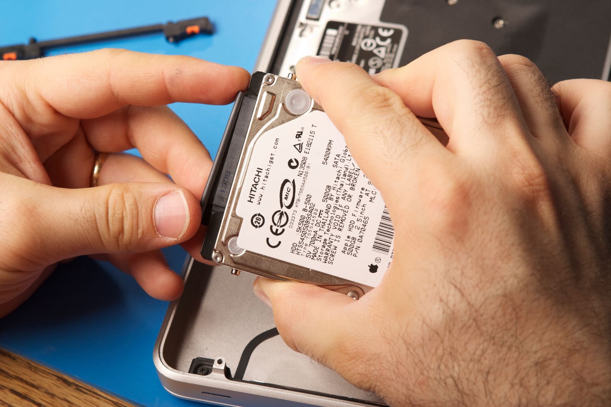 MacBook Pro 13" Unibody Mid 2010 Hard Drive Replacement IFixit Repair ...