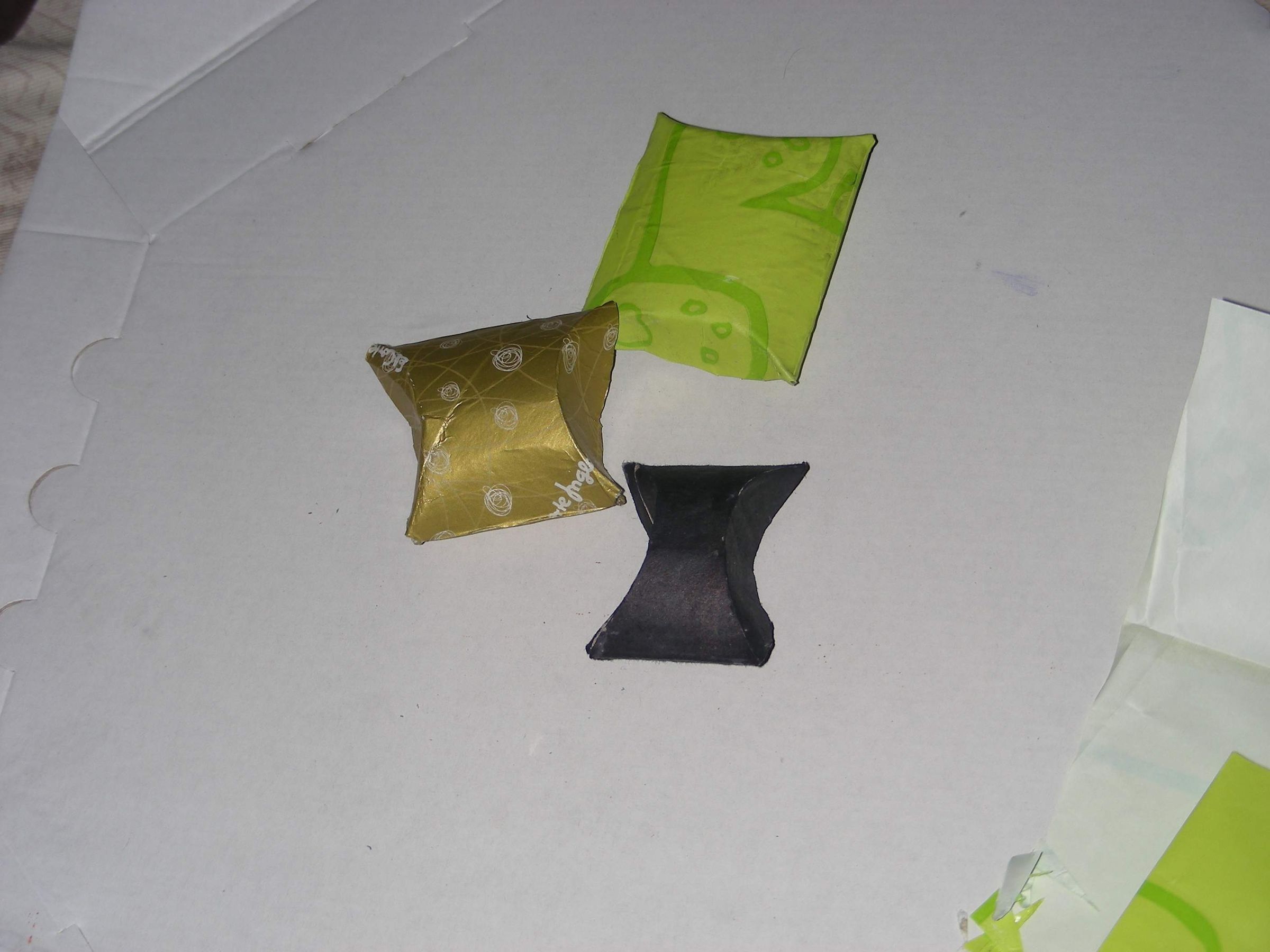 Cardboard Toilet Roll Small Box / Caja Con Un Tubo De Carton De Papel Higienico