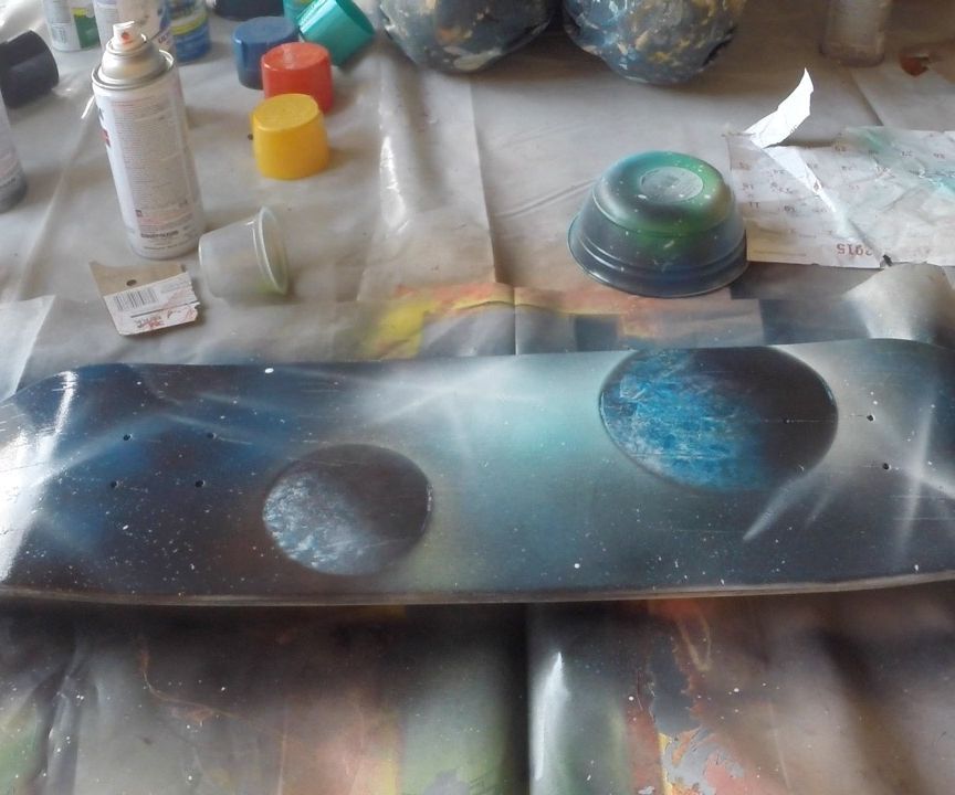 How to spray paint art planets on a used skateboard or longboard
