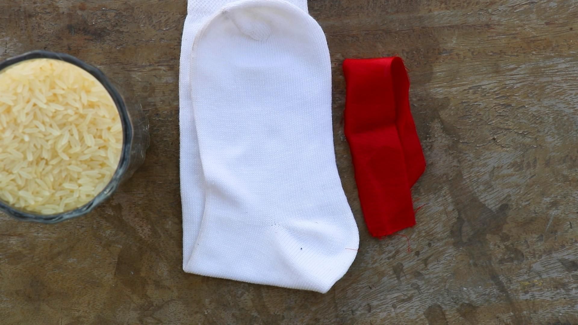 How to Make a Sock Snowman With Rice Sock Snowman in 5 Minutes 4
