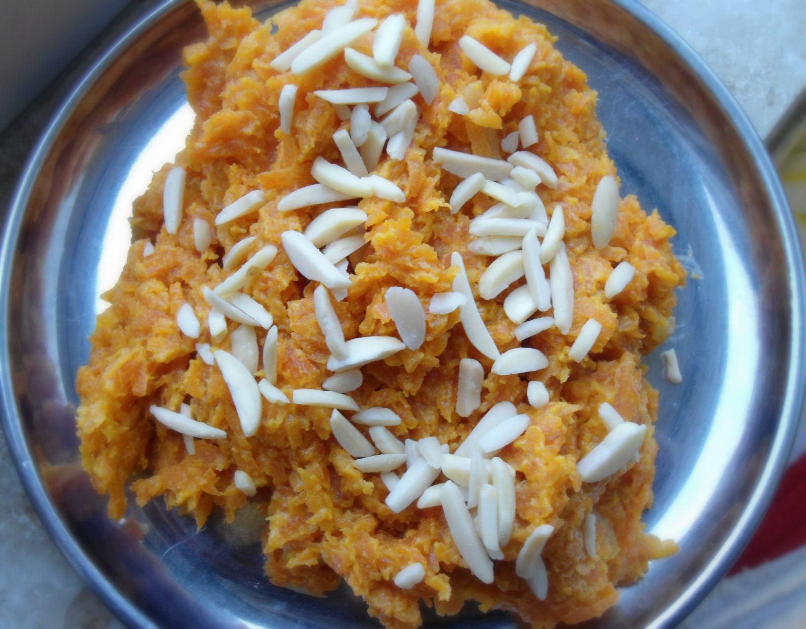 Making super delicious 'Gajar ka Halva' [Carrot Pudding]!!