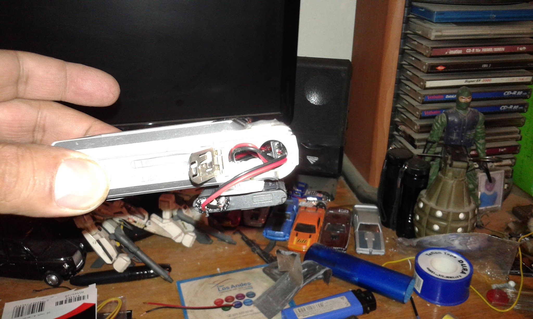 How to Adapt a Cellphone Battery Into a Digital Camera and It Works