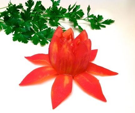 Cooking Tricks: How to Make a Lotus Flower With a Tomato