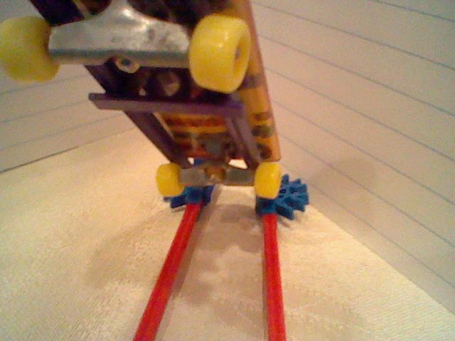 MINI K'NEX Tech-Deck Skateboard Stand