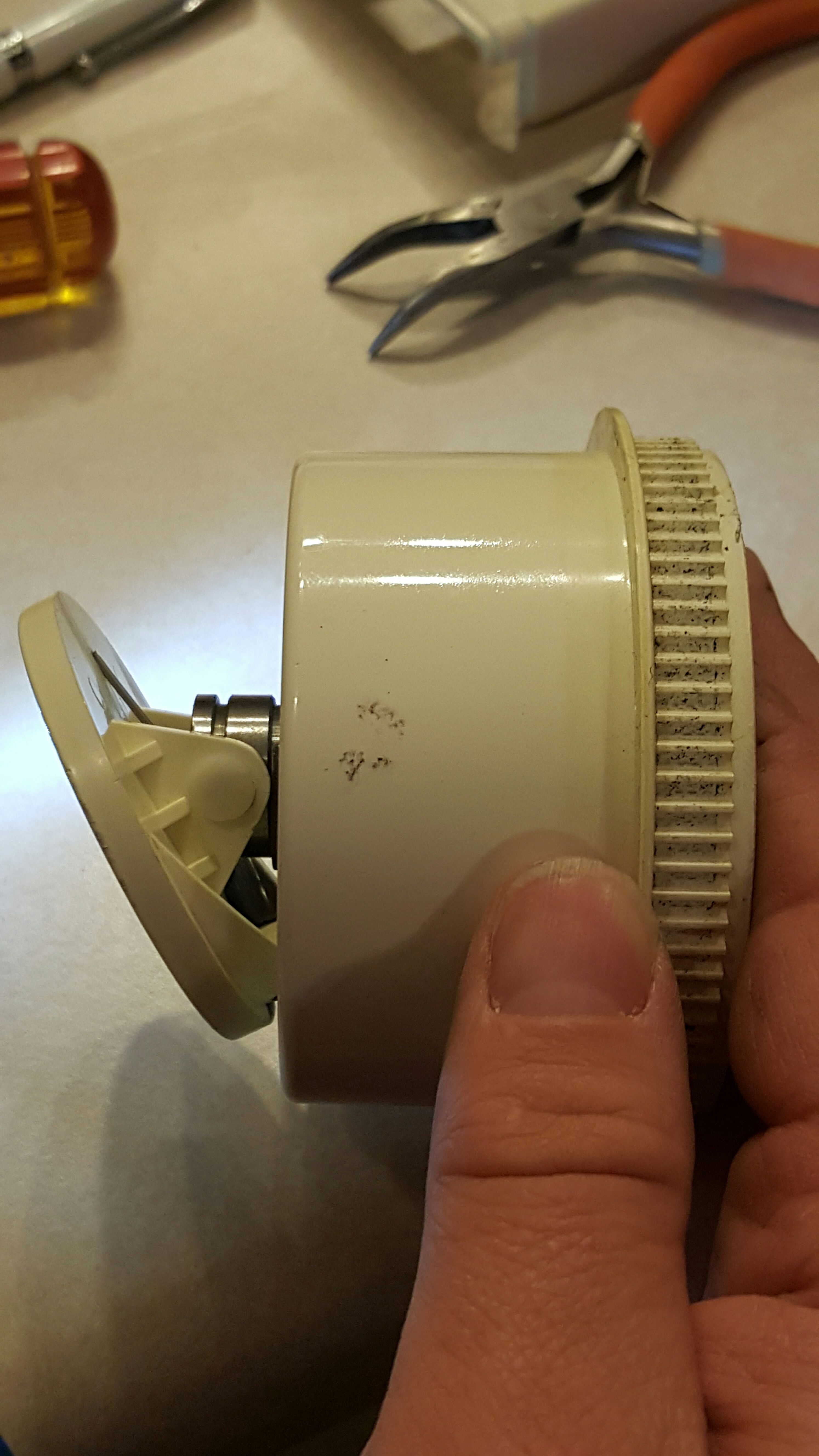 Repair a Broken Singer 57825C Handwheel Clutch Plate. 13 Steps (with