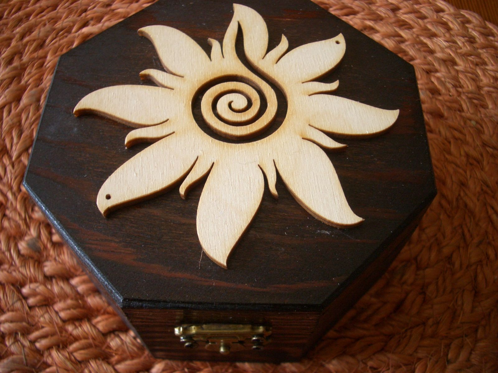 A Light Box for Camping Driven by an Old Camera Electronics