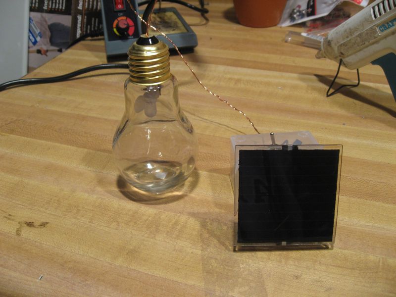 Solar Dark Detecting LED Light Bulb