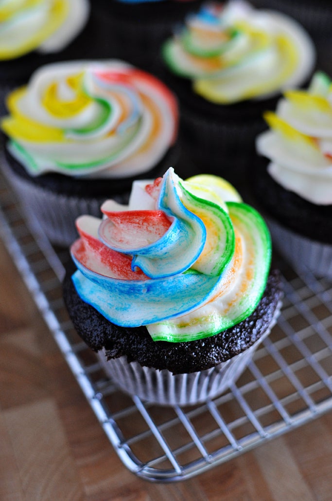 How to Tie-Dye Frosting for Cupcakes!