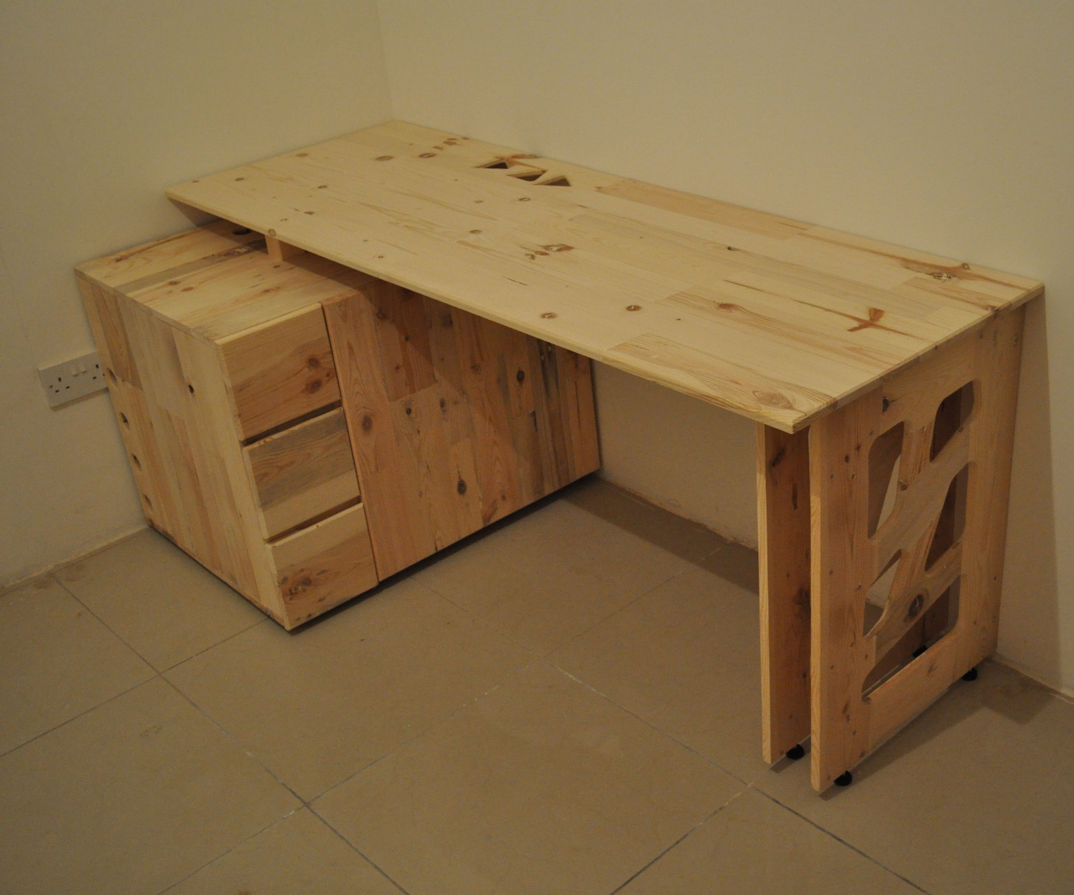 How to Build a Desk From Pallet Wood 12 Steps (with Pictures
