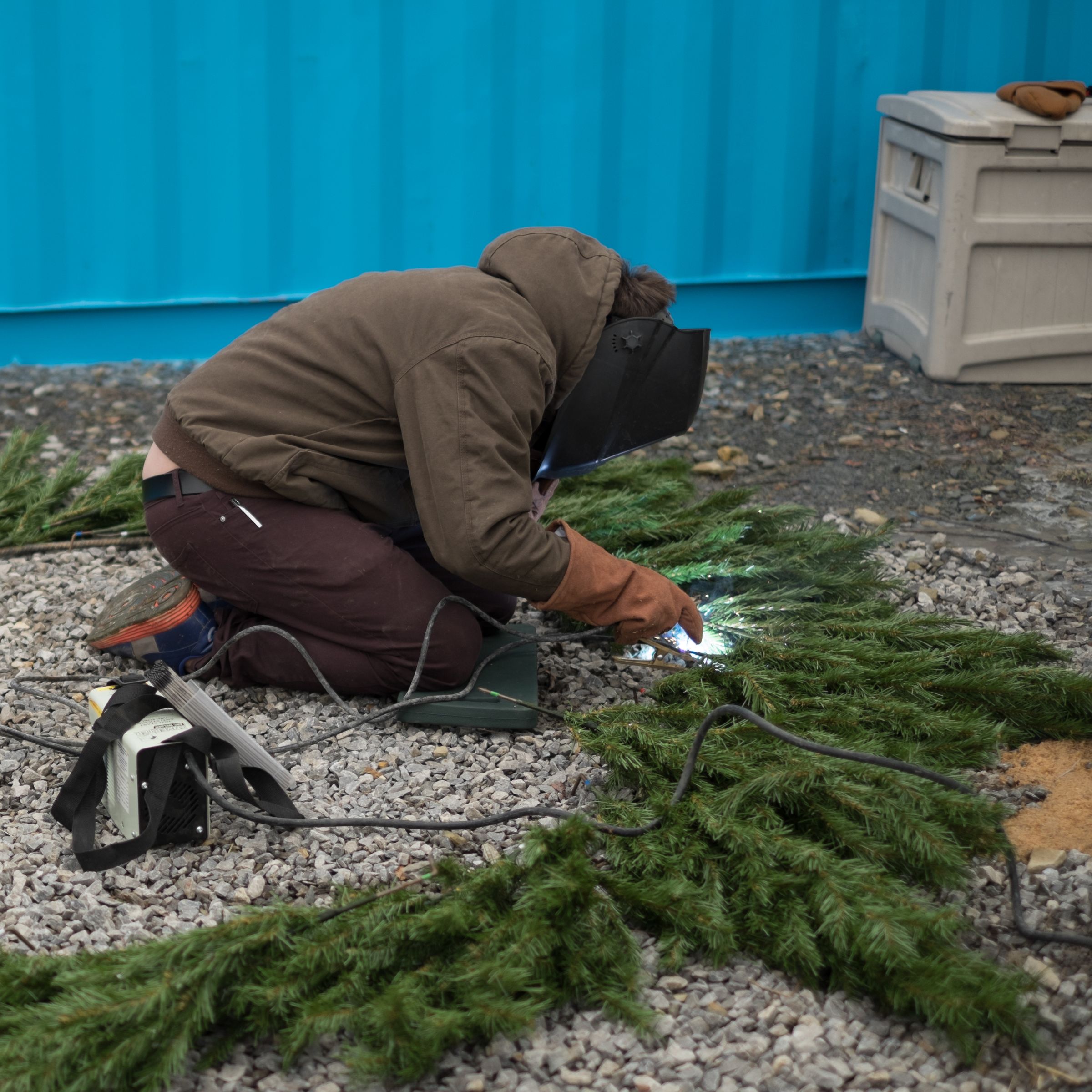 Turn an Old Artificial Christmas Tree Into a Giant Wreath 9 Steps