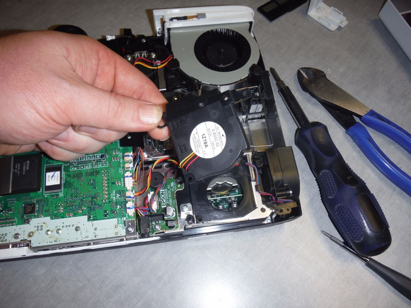 Epson 1770W LCD Projector Overheating? Repair It! 8 Steps (with