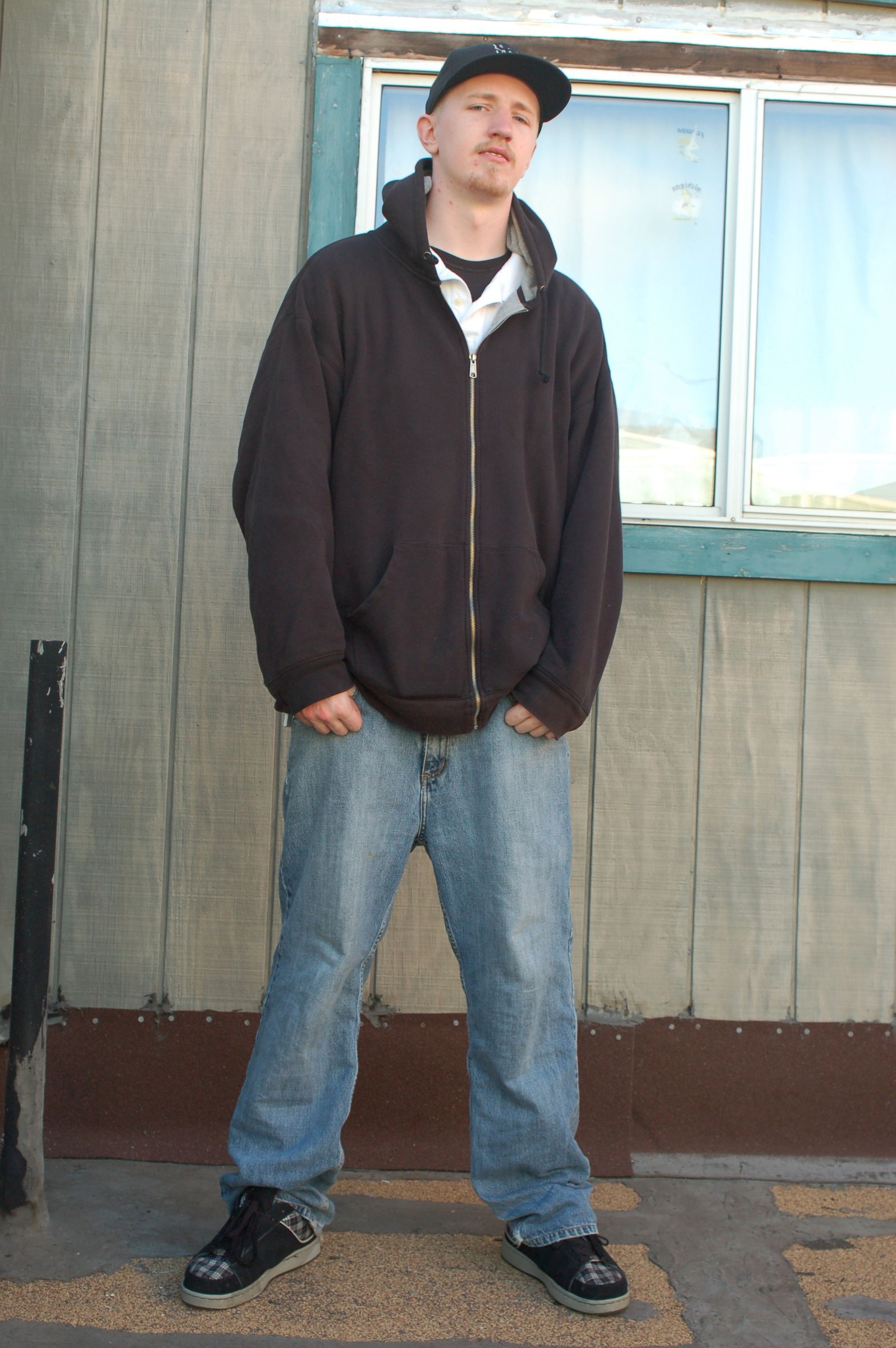 How to Make a Cardboard Stand Up of Someone! 7 Steps (with Pictures