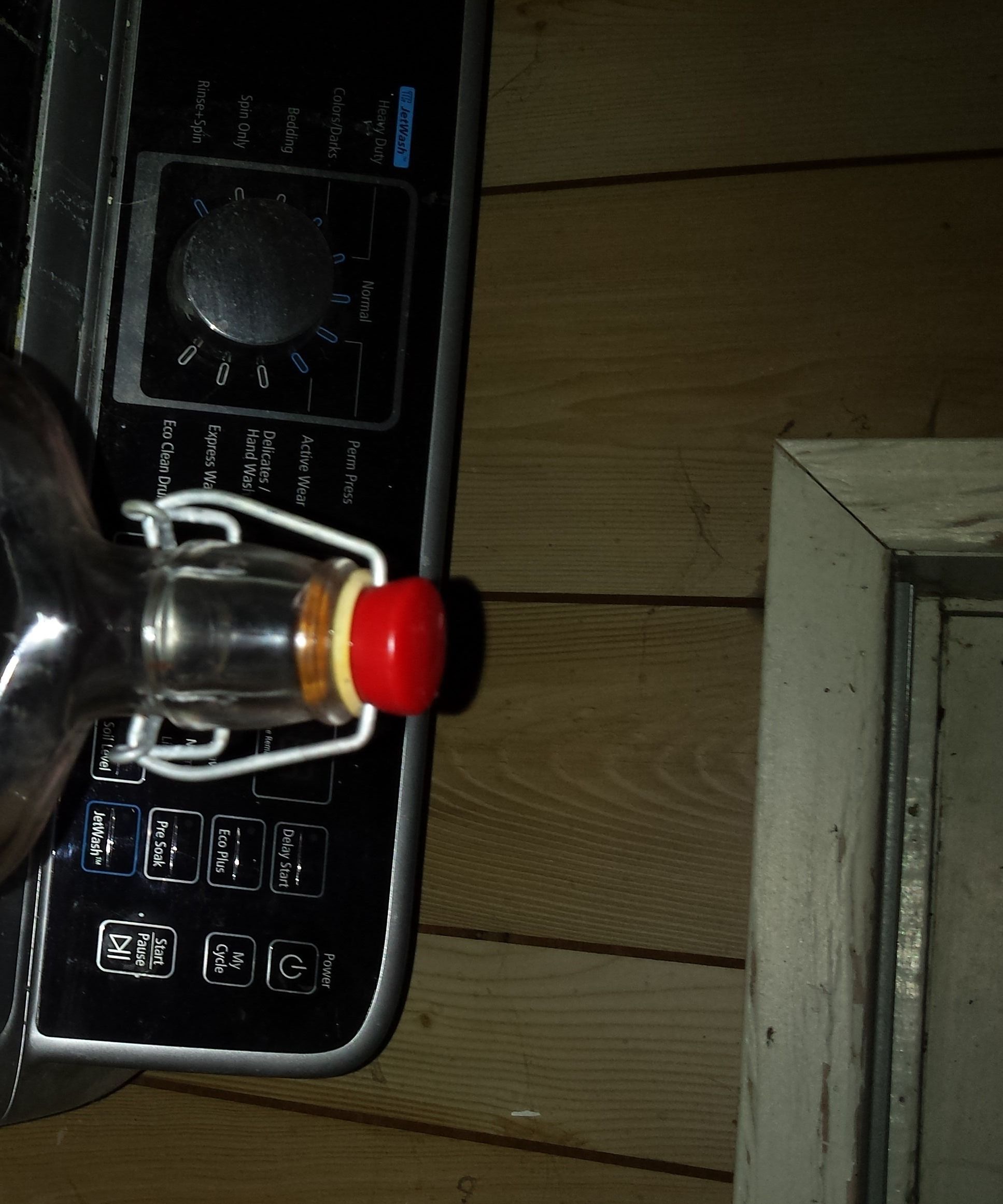 How to Make Aromas or Perfumes With a Soxhlet Extractor and Reflux.