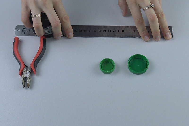 Çiçek Yaprakları için Dairesel Oval Şekil Oluşturmak İçin Şişe Kapağınızı ve El İşi Telinizi Almak İstiyorsunuz.