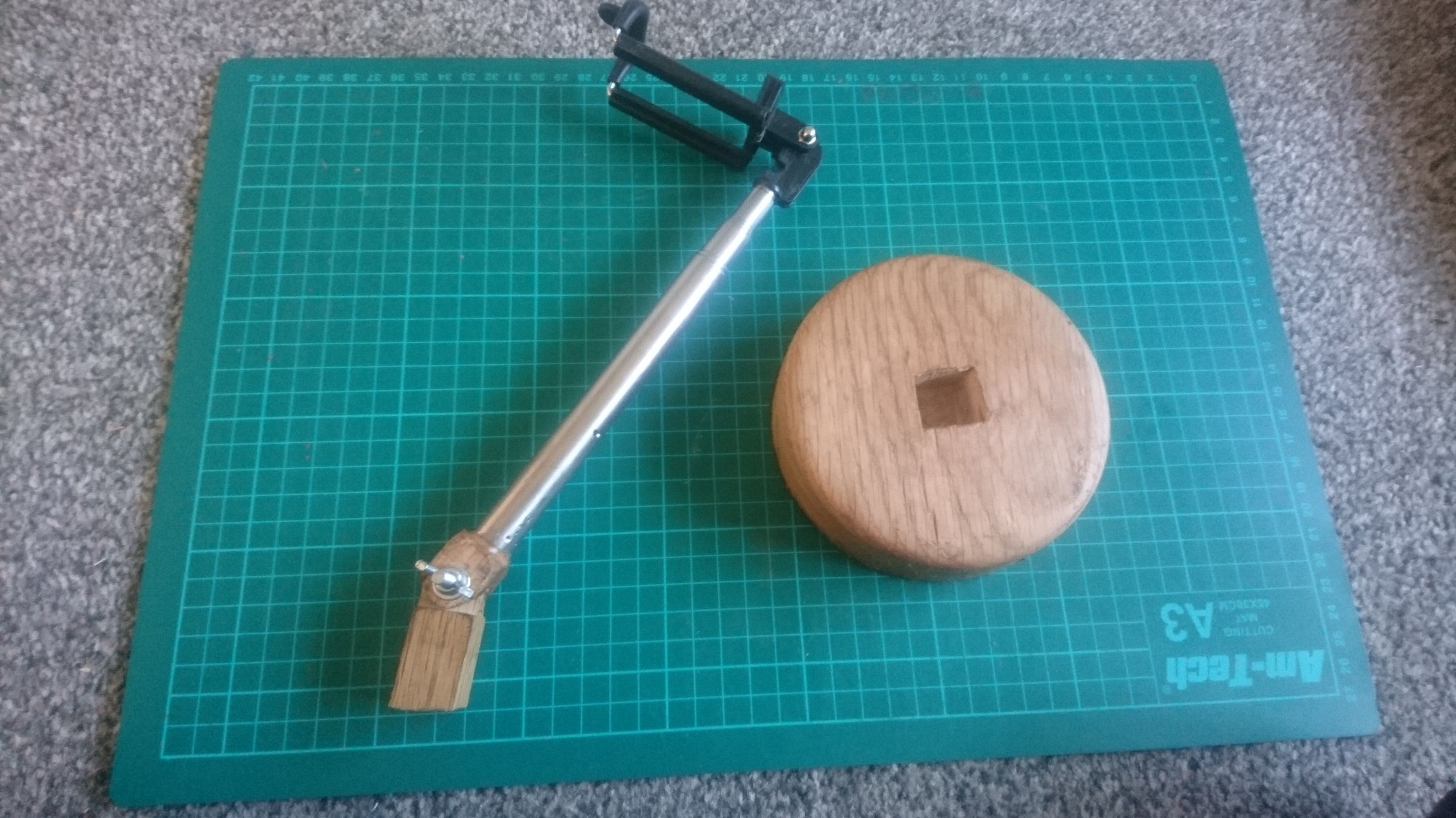 Makercam Stand (a Good Use for a Selfie Stick) 8 Steps (with