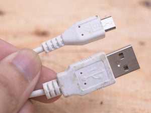 Adicionar um plugue macho USB