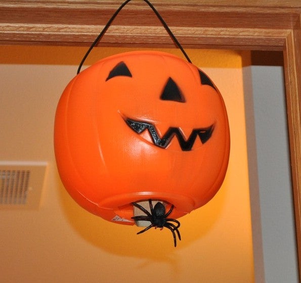 Motion Activated Dropping Spider, Low Cost, No Programming 10 Steps