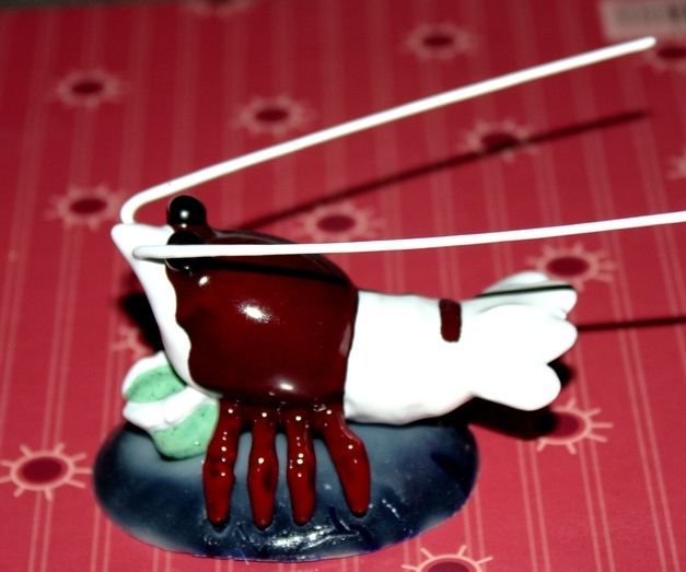 Make a figurine with a pistol for glue