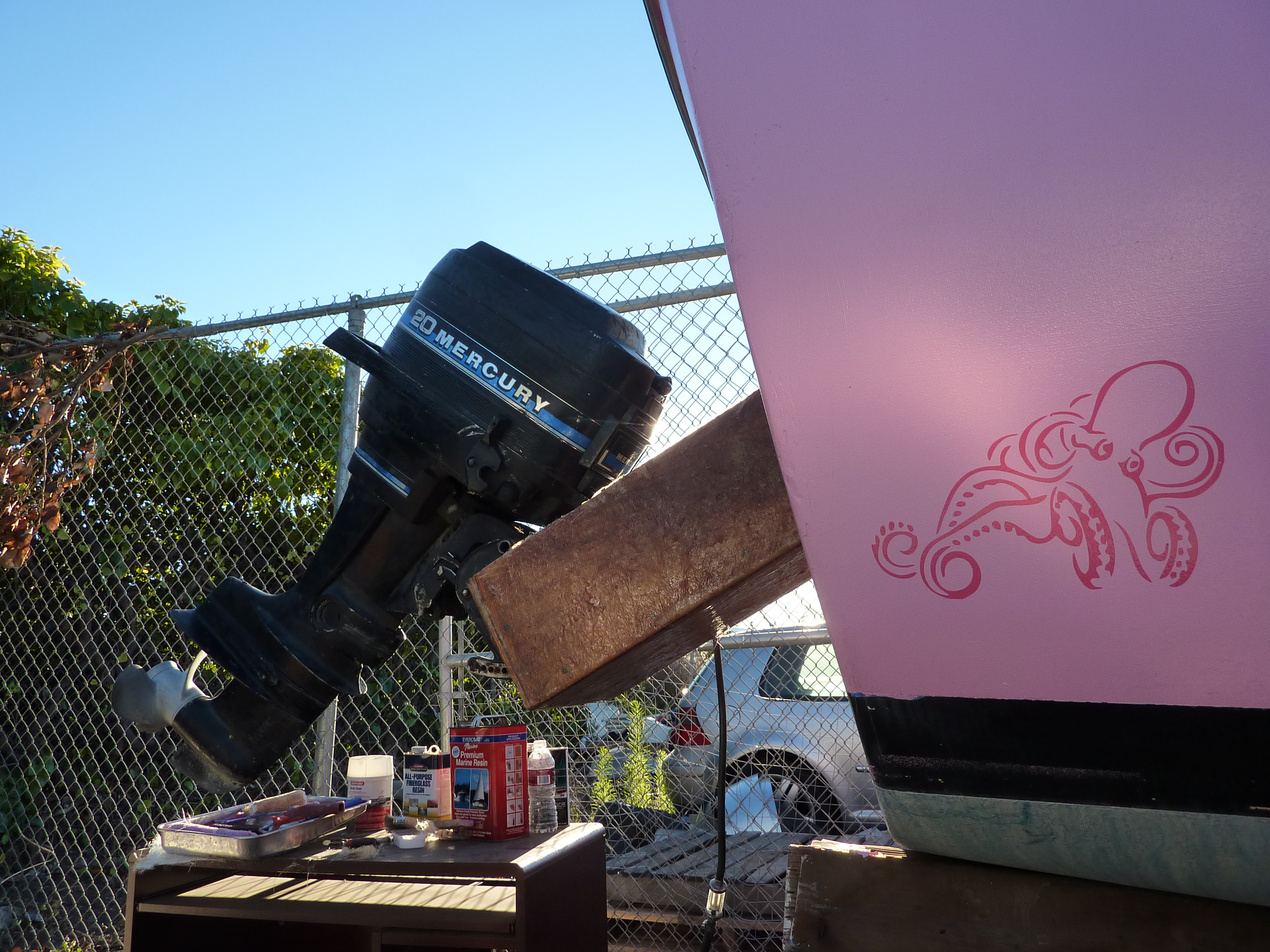 How to Mount an Outboard Motor to a Boat