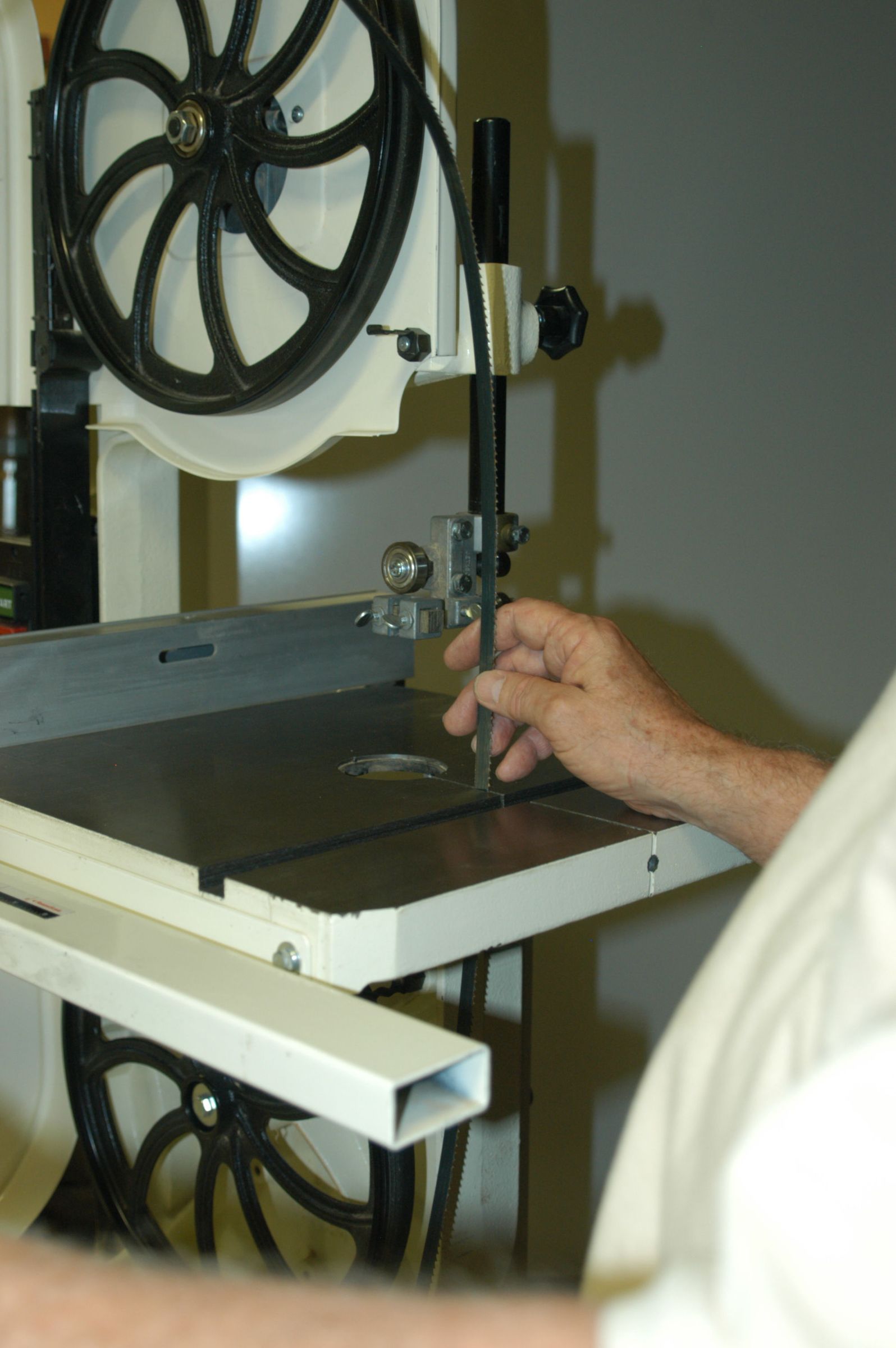 Changing Blades on the 14" Bandsaw 9 Steps (with Pictures) Instructables