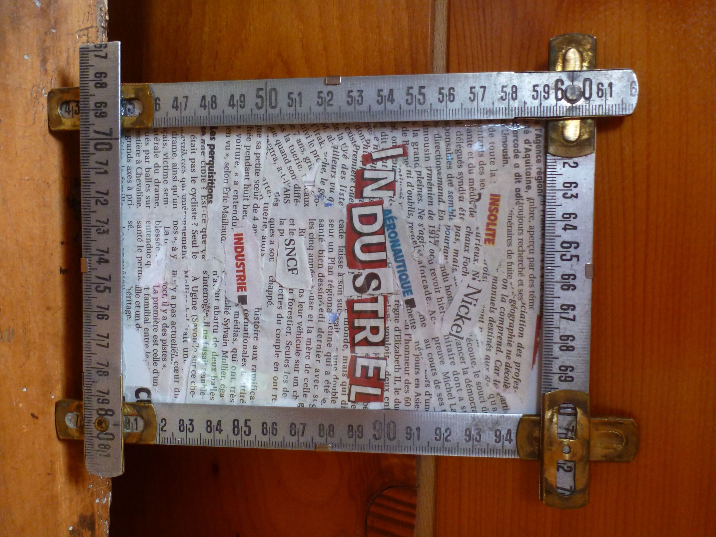 Cool and Easy Industrial Style Picture Frame