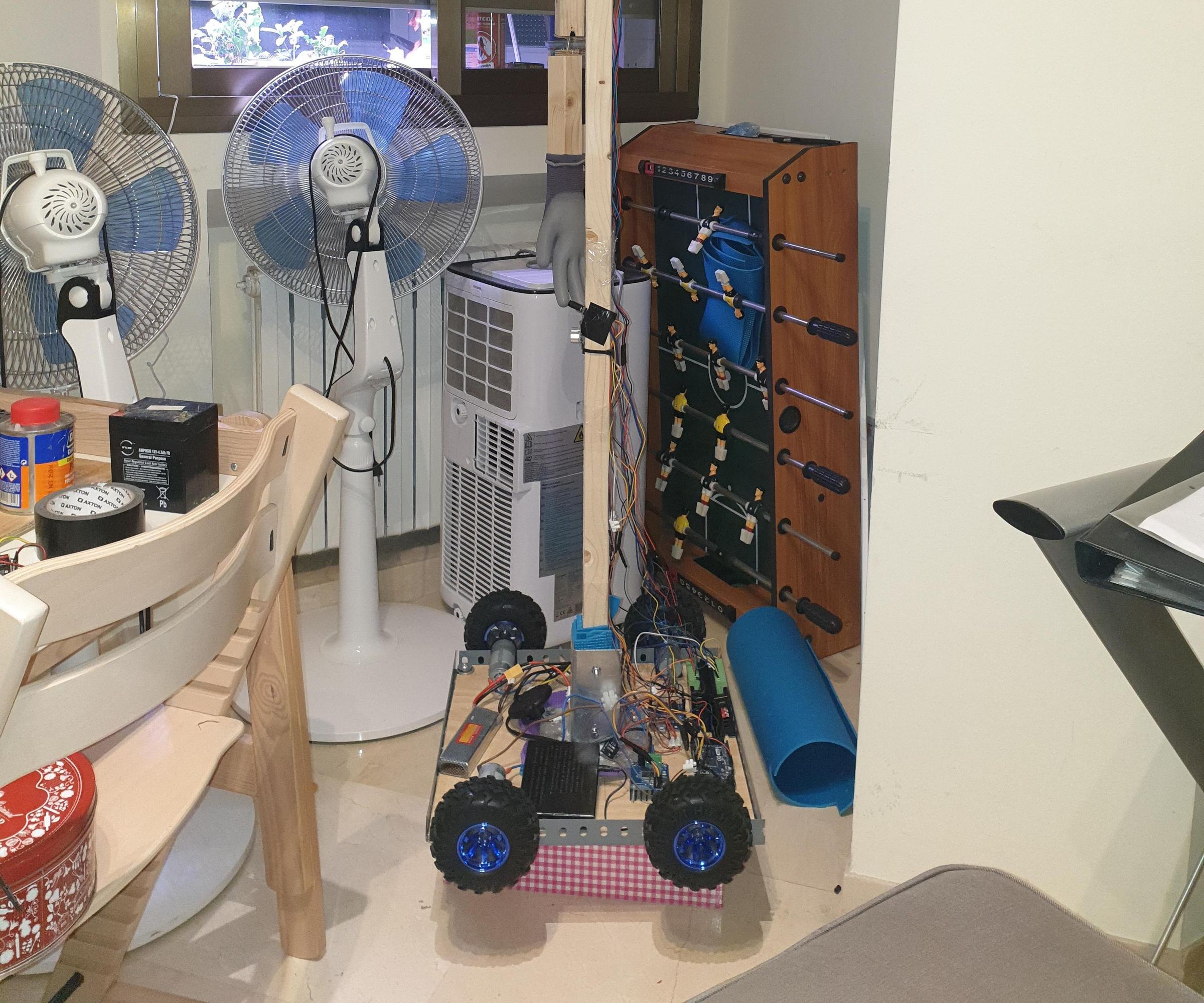 Sparring Arduino. Chases Opponent and Launch Circular Punches.