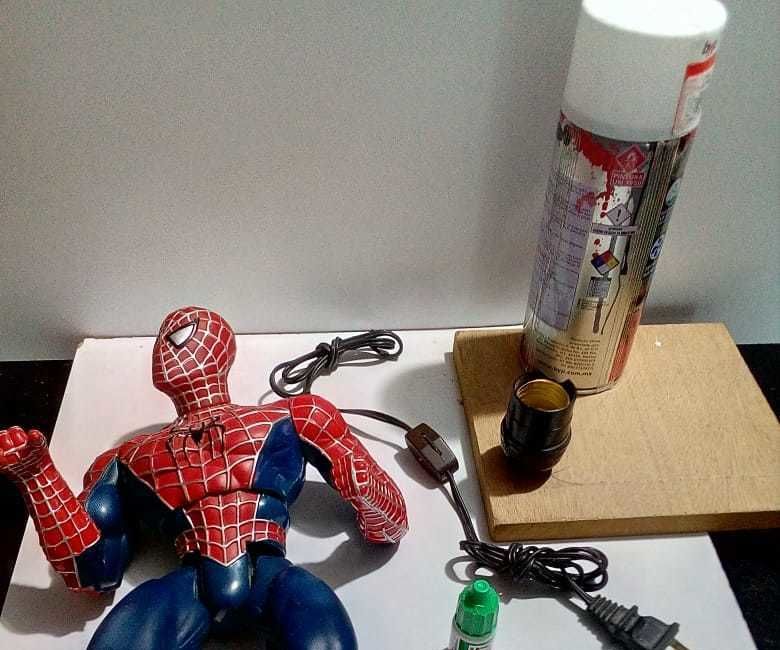 . White R Spiderlamp