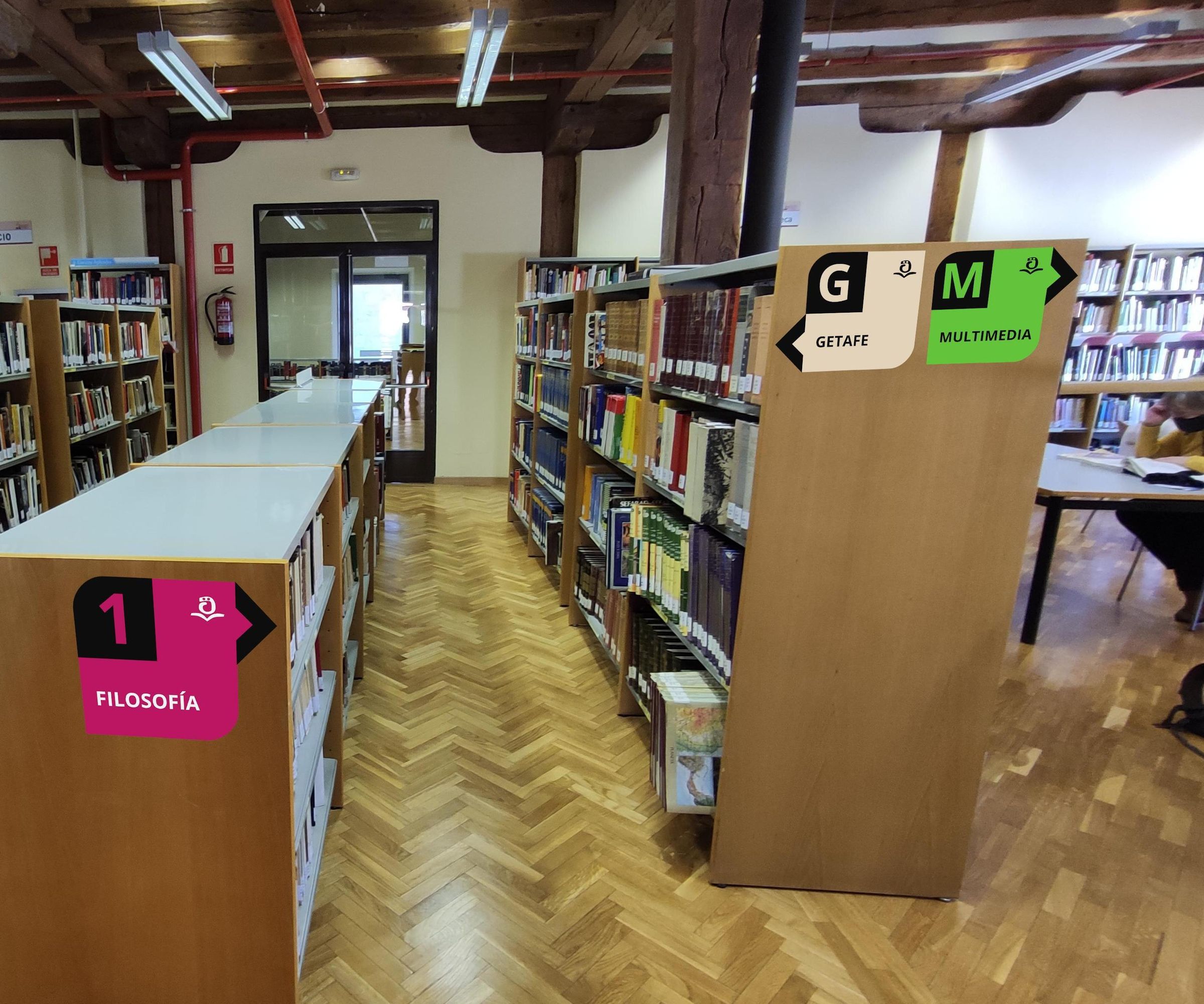 Diseño De La Señalética Para Una Biblioteca Con Vinilo De Colores Al Corte