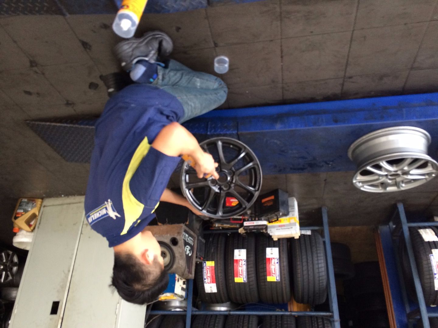 How to DIY to Paint Your Wheels With Colorful Rubber Spray Film 3