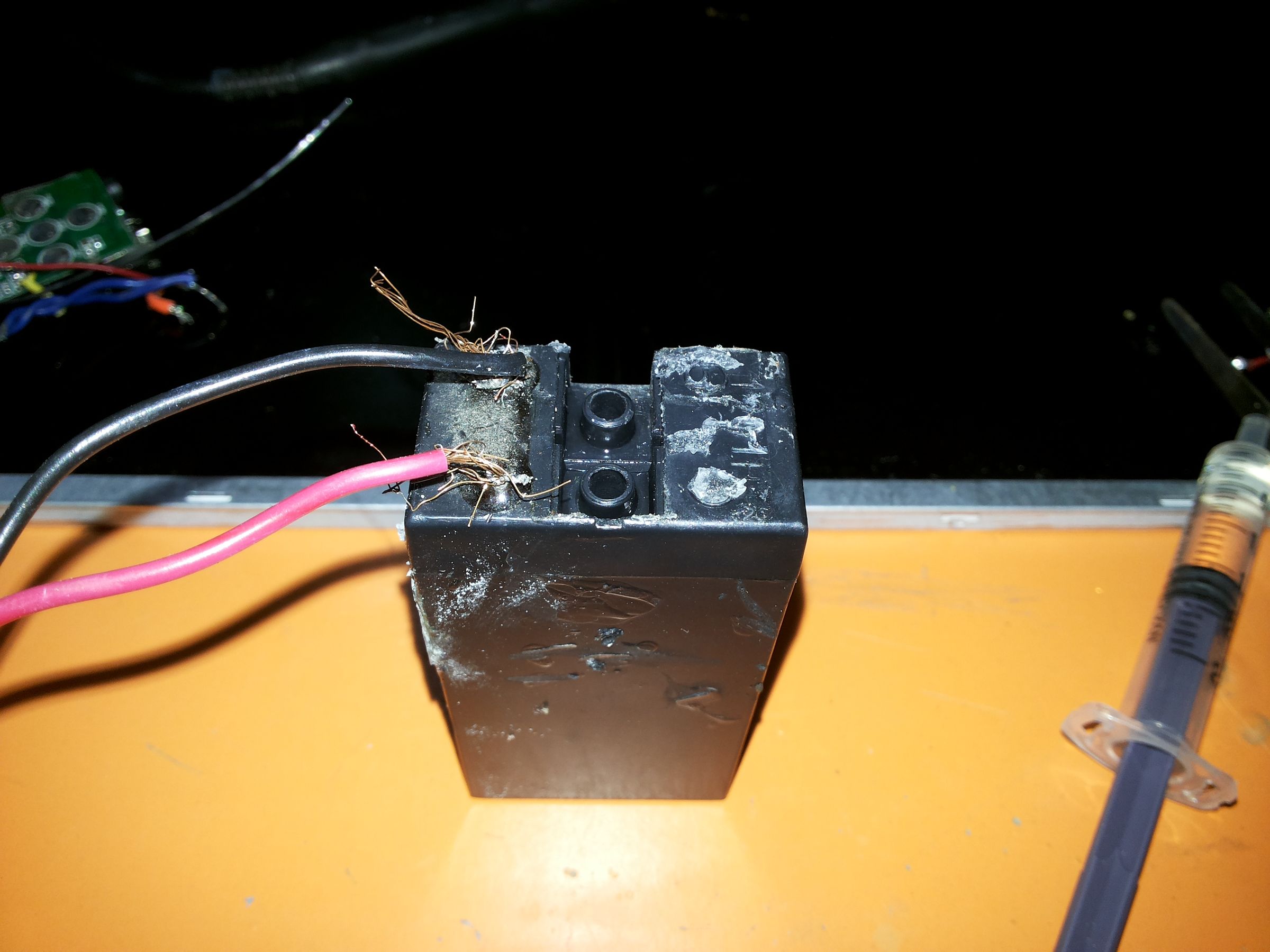 Make a Super Music System From a Old Dead I Pod (with Table Lamp) 7