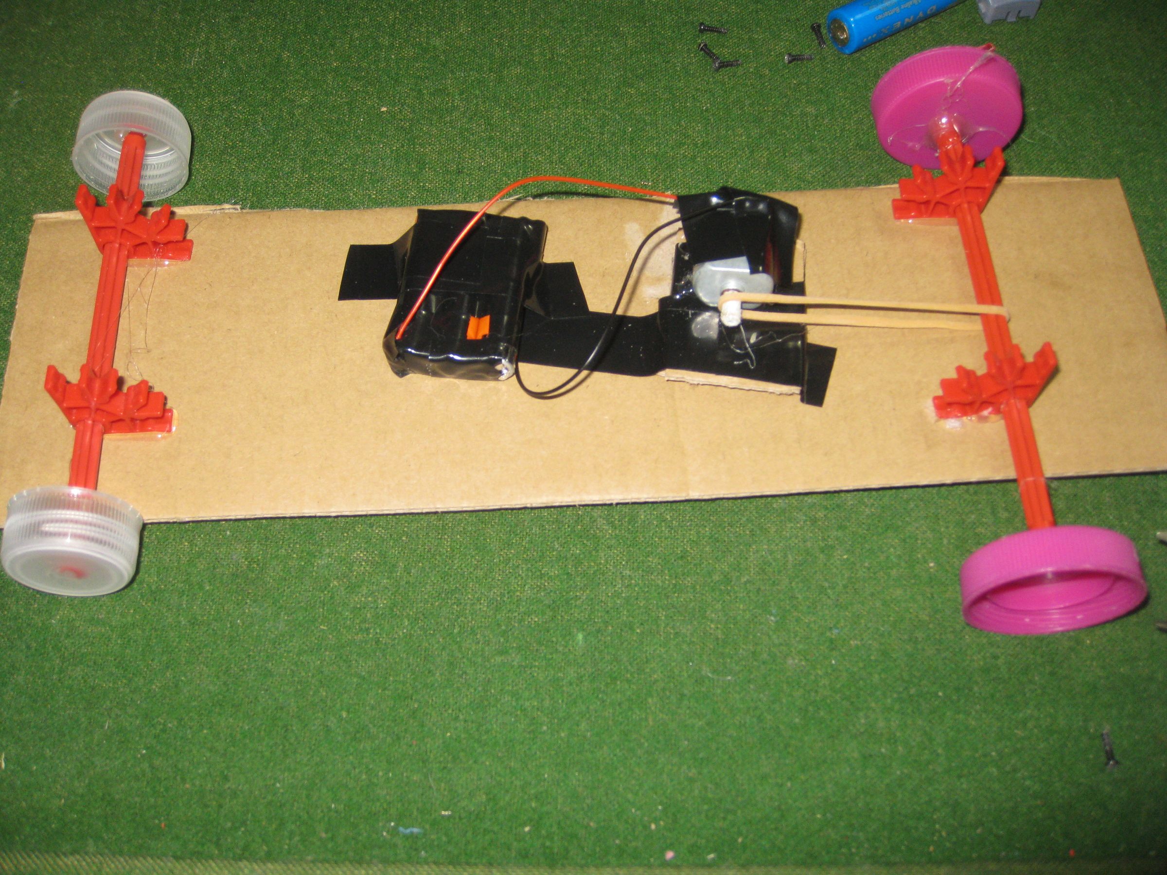 Two Simple Robots With 1 DC Motor (No Soldering)