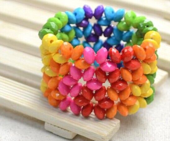 How to Make Beaded Bracelets With Acrylic Beads