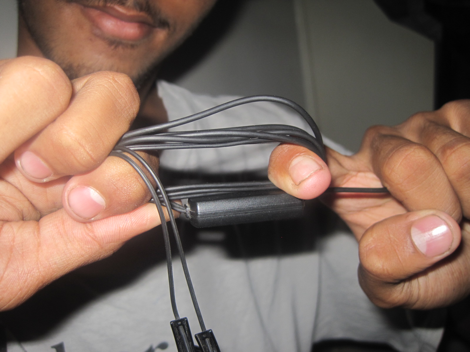 How to Wrap Headphones So They Don't Tangle. Instructables