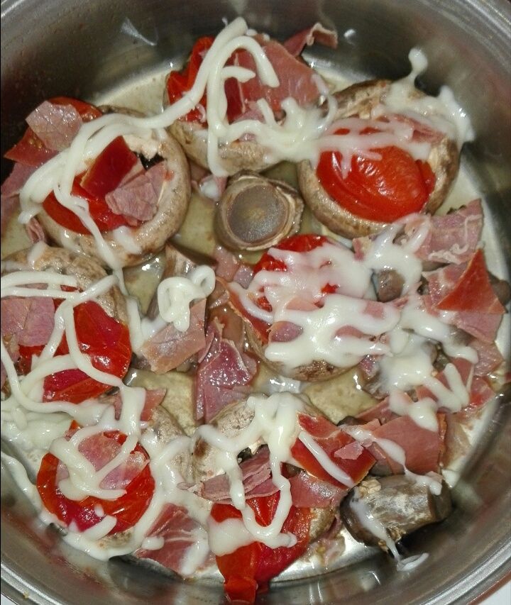 Quick and Cheesy Serrano and Tomato Mushrooms 