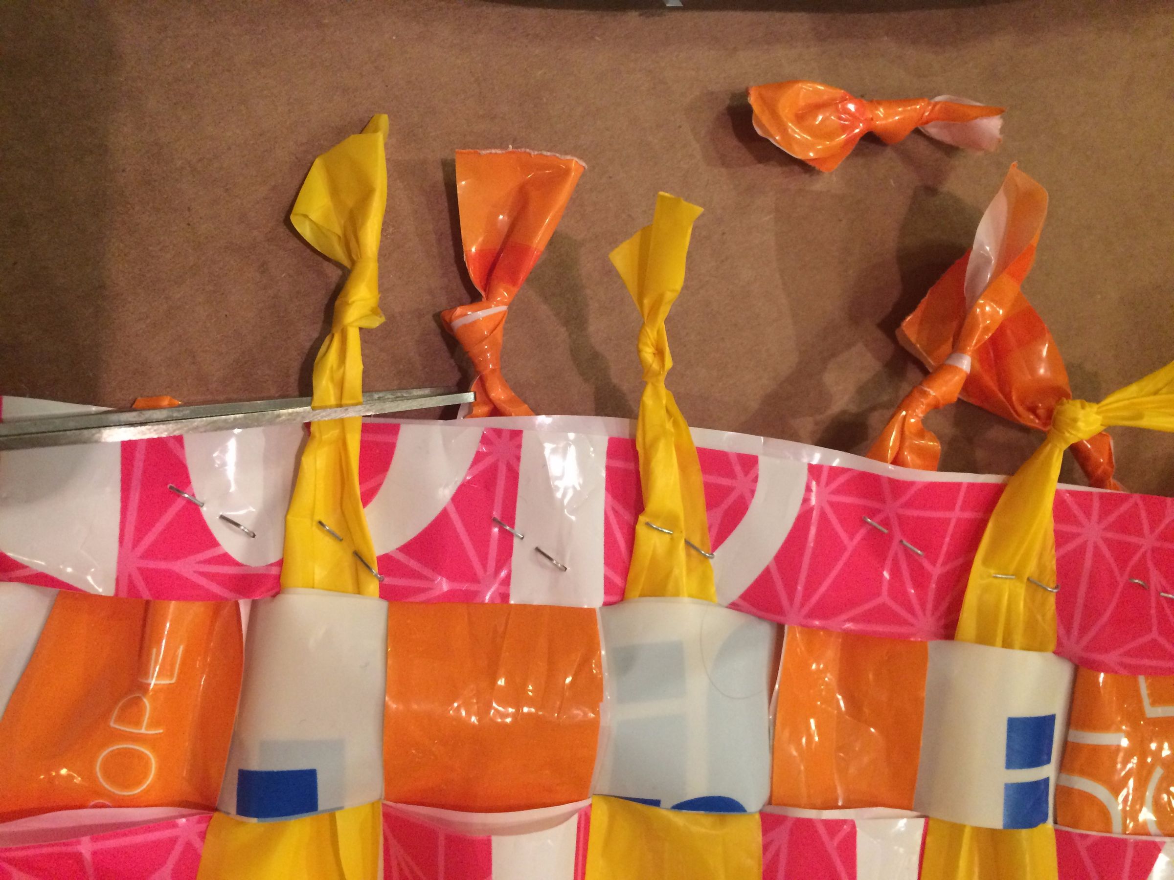 Reusable Grocery Bag Woven Out of Old Shopping Bags! 6 Steps (with