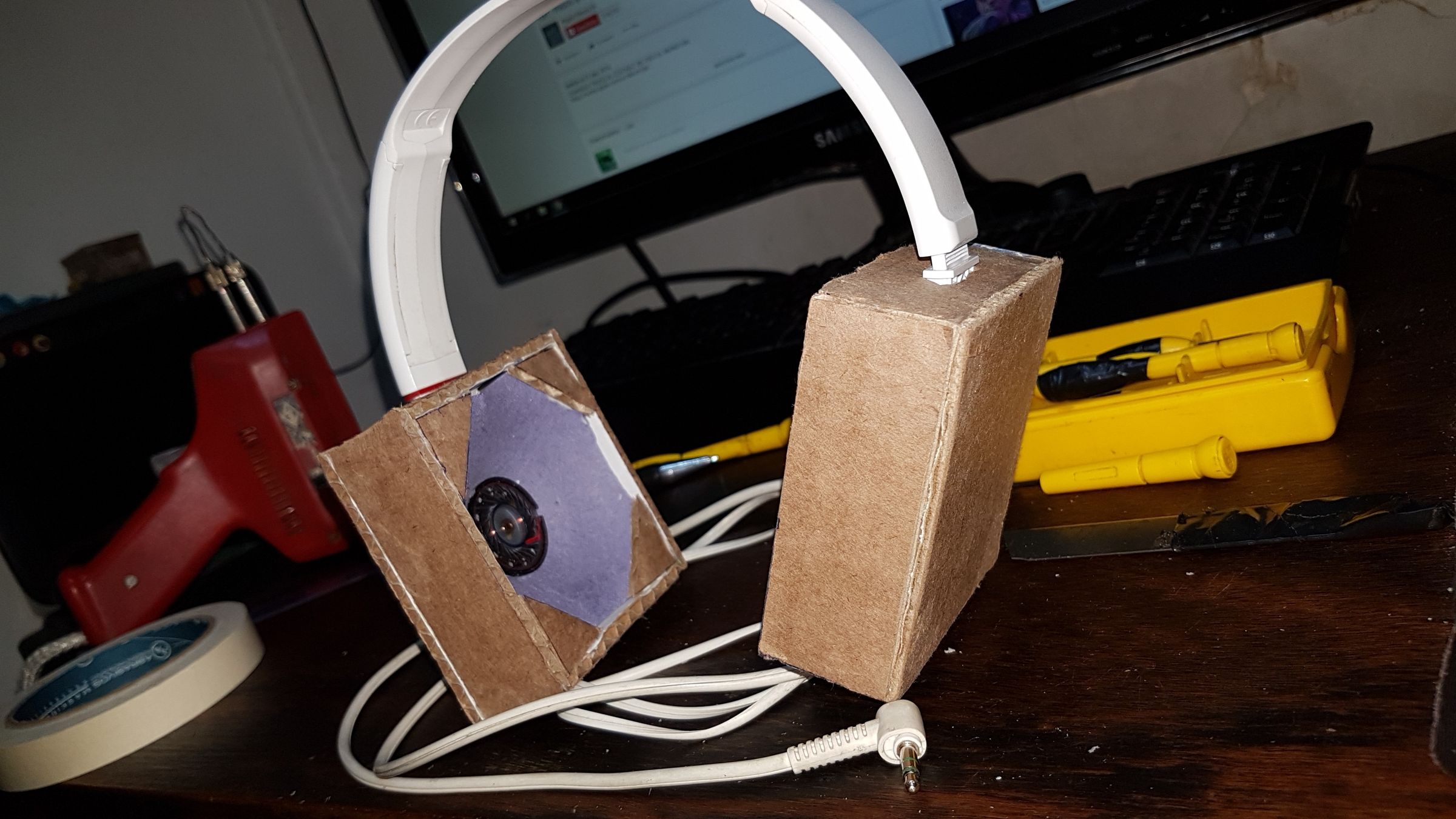 Recycling Headphones With Cardboard 6 Steps (with Pictures