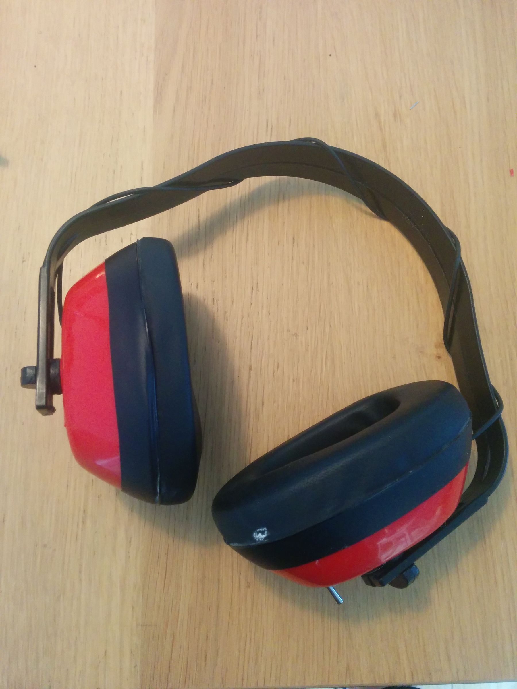Noise-dampening Bluetooth Headphones (15$)