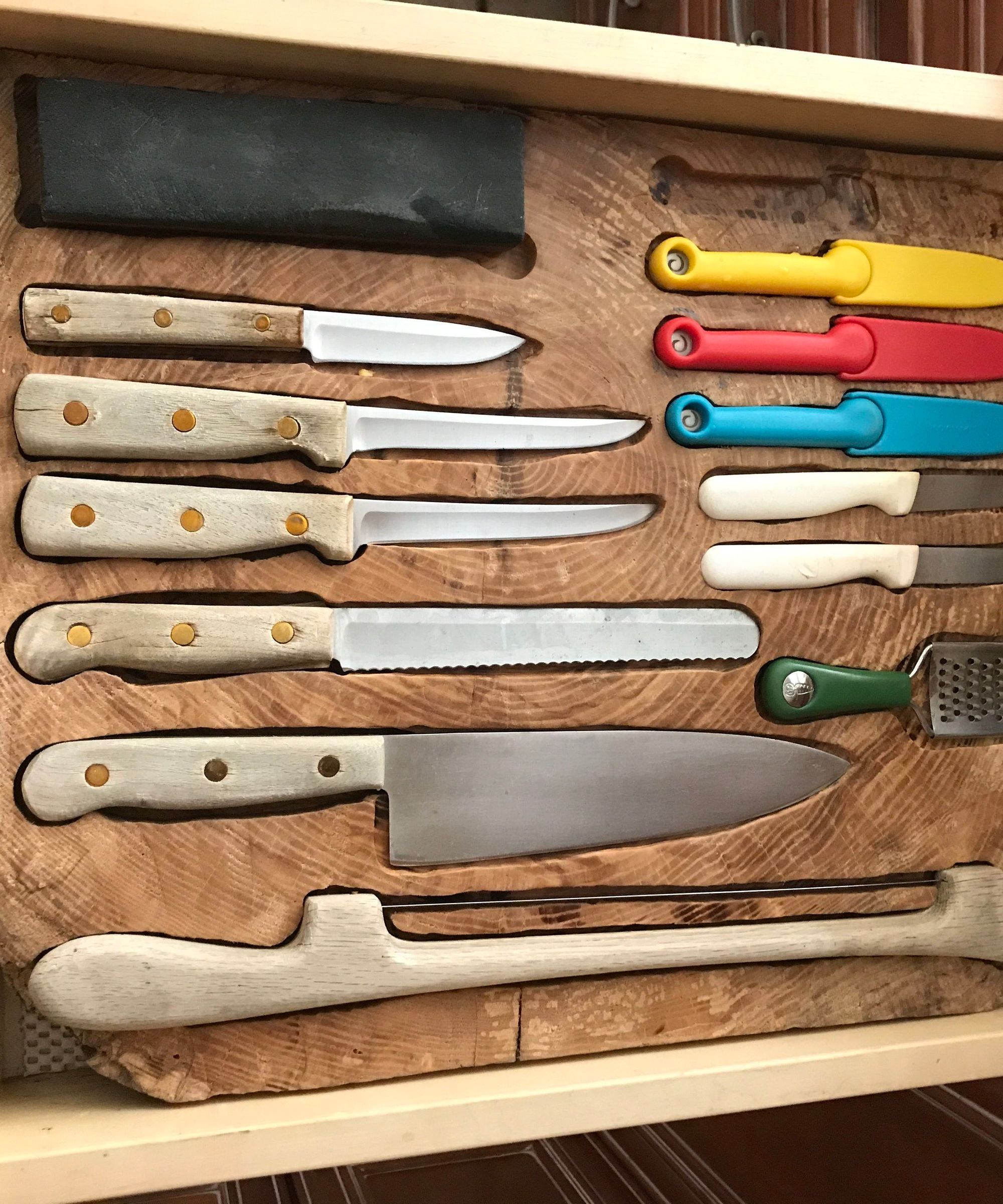 In-drawer Knife Organizer