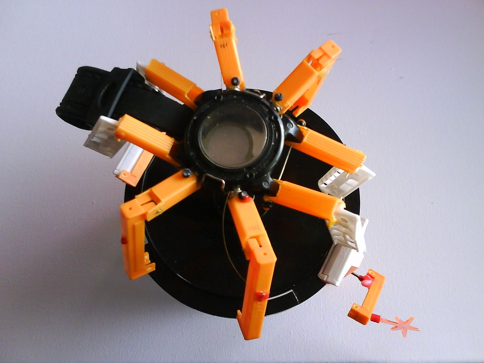Build a Razor Clock Kinematic Spider